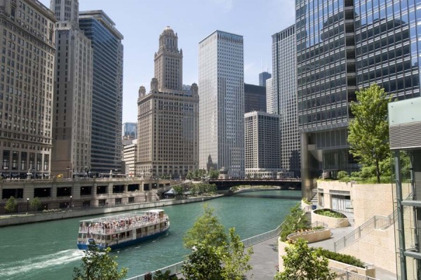 Tour boat on the Chicago River at Michigan Avenue dock