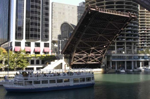 Boats on the Chicago River with lifted bridge
